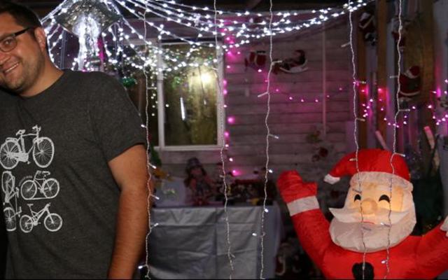 Tiaan Willemse wat vakansie hou in Hermanus en Lida-Mari van der Walt, ‘n onderwysstudent van Bloemfontein was van die vele besoekers in Buitekantstraat.