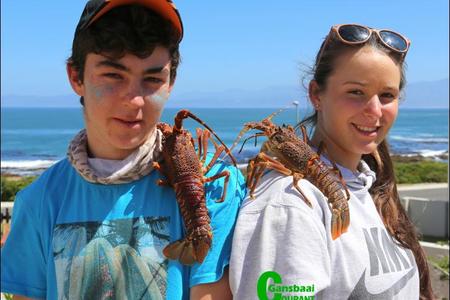 Werner van Zyl (14) en sy niggie, Ceara de Gouveia (16) van Bloubergstrand  geniet hul somervakansie terdeë deur vroegoggend, wanneer die meeste mense nog slaap, te gaan tuna vang.