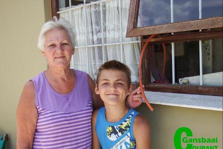 Die afgesnyde pyp van die gasbottel waarmee ‘n dief weggehardloop het. “Hoe arrogant kán ‘n skelm nou raak?” wonder Amanda Smit en  haar kleinseun, Ralph (10). Hy het die dief in die oë gekyk toe laasgenoemde die pyp doodluiters afsny en weghardloop.