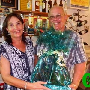 Ralph Gibbs, die Birkenhead Boothengelklub se kroegman se Oujaarsvreugde het verdubbel met die wen van ‘n spesiale geskenkpak (“raffle”) wat deur Theresa de Wet aan hom oorhandig is.  