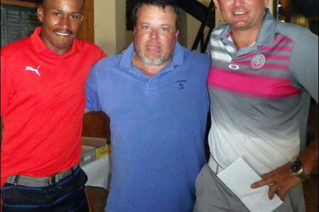 Melvin Tobias (links) en Pieter Loubser (regs) het die 4BBB Stableford  gewen.   Francois  van  der Merwe in die middel, het gesorg dat die kompetisie vlot verloop met sy puik reëlings.