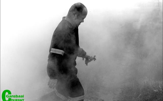 Befaamde Gansbaai-fotograaf, Hugh-Daniel Grobler het hierdie wenfoto van die brandweerman, Theuns Otto geneem, terwyl hy ‘n skilpadjie van ‘n gewisse vuurdood gered het.