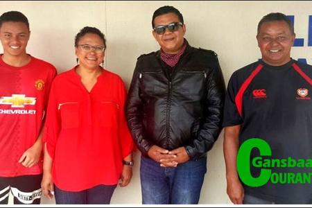 Links is Gansbaai Academia se graad 12 leerder, Liewellyn Davids wat reeds vir ‘n mediese studierigting aan die Universiteit van Stellenbosch gekeur is, saam met van links: Lindsay-Michelle Meyer en Hambly Matthews van die universiteit en sy pa, Charles Davids. 