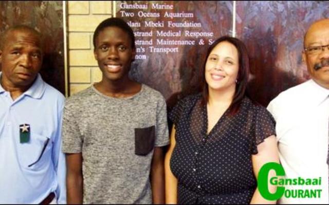Gansbaai Academia’s Top 2016 candidate, Analo Yawa next to his proud father, Joe Nqayi (left). With them are Carien Fortuin (Deputy Principal and Grade Head) and Tommy Wilson (Principal).