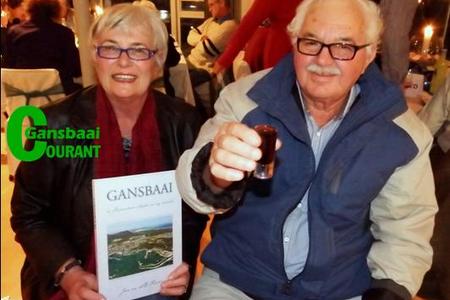 Die skrywers van Gansbaai se Gedenkbundel ‘Gansbaai -  ‘n besonderse streek en sy mense’, SD en Jan Fourie van Franskraal tydens die amptelike bekendstelling van die Gedenkbundel. (Argieffoto: Gansbaai Courant) 
