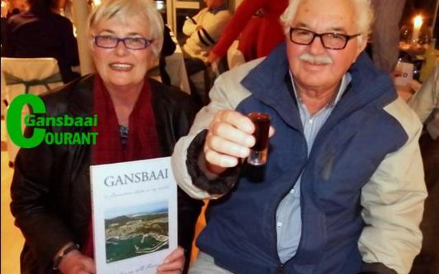 Die skrywers van Gansbaai se Gedenkbundel ‘Gansbaai -  ‘n besonderse streek en sy mense’, SD en Jan Fourie van Franskraal tydens die amptelike bekendstelling van die Gedenkbundel. (Argieffoto: Gansbaai Courant) 