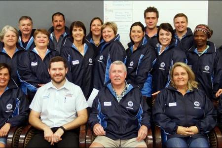 Laerskool Gansbaai se personeelkorps begin 2017 spoggerig met splinternuwe personeelbaadjies wat deur die Arrie Nel Apteekgroep Gansbaai geskenk is. Die skoolwapen is daarop gedruk met die woord “personeel” onderaan. Gansbaai Apteek se bestuurder/apteker, Cobus Claassen het die oorhandiging waargeneem. Die gelukkige span is agter van links:  Jolette Bezuidenhout, Eric Haxton, Wynand Bezuidenhout, Bertie le Roux, Jolandi Oosthuizen, Hannes Grobler en Joathan Doyle.  Middel: Marlette Longland, Elna le Roux, Susan Cilliers, Riva van der Merwe, Carina Brown, Jolinda Avenant, Lyndri Kotze, Rose Ncgabashe, Kenny Marthinus en Annette Wessels.  Voor: Heidi Chivell, Marlene Koekemoer (Departementshoof:  Senior Fase), Cobus Claassen (Arrie Nel Apteekgroep Gansbaai), Eben van der Merwe (Skoolhoof), Alana Louw (Departementshoof:  Grondslagfase), Sarah du Toit en Leana Botbyl. 