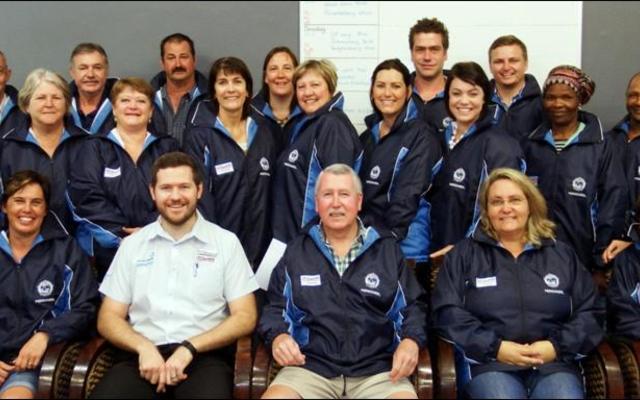 Laerskool Gansbaai se personeelkorps begin 2017 spoggerig met splinternuwe personeelbaadjies wat deur die Arrie Nel Apteekgroep Gansbaai geskenk is. Die skoolwapen is daarop gedruk met die woord “personeel” onderaan. Gansbaai Apteek se bestuurder/apteker, Cobus Claassen het die oorhandiging waargeneem. Die gelukkige span is agter van links:  Jolette Bezuidenhout, Eric Haxton, Wynand Bezuidenhout, Bertie le Roux, Jolandi Oosthuizen, Hannes Grobler en Joathan Doyle.  Middel: Marlette Longland, Elna le Roux, Susan Cilliers, Riva van der Merwe, Carina Brown, Jolinda Avenant, Lyndri Kotze, Rose Ncgabashe, Kenny Marthinus en Annette Wessels.  Voor: Heidi Chivell, Marlene Koekemoer (Departementshoof:  Senior Fase), Cobus Claassen (Arrie Nel Apteekgroep Gansbaai), Eben van der Merwe (Skoolhoof), Alana Louw (Departementshoof:  Grondslagfase), Sarah du Toit en Leana Botbyl. 