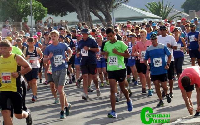 Die skoot het geklap vir die 373 deelnemers wat aan die 10km wedloop tydens Gansbaai Lionsklub se Oujaarsmarathon deelgeneem het. Kort voor hierdie groep het 464 atlete aan die moordende, maar skouspelagtige 21km wedloop na Dangerpoint weggespring.