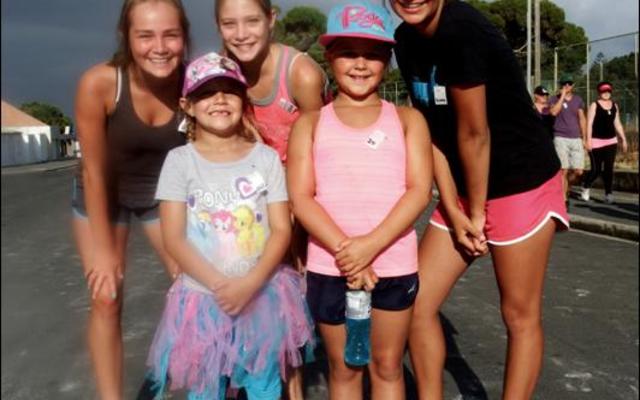 ‘n Opgewonde groepie deelnemers kort voor die aanvang van die 5km pretstap. Voor van links: Jessica Groenewald (6) en Lanika Mostert (7). Agter: Elzaan du Toit (13), Rianka Gunther (13) en Hanlie Groenewald (14).