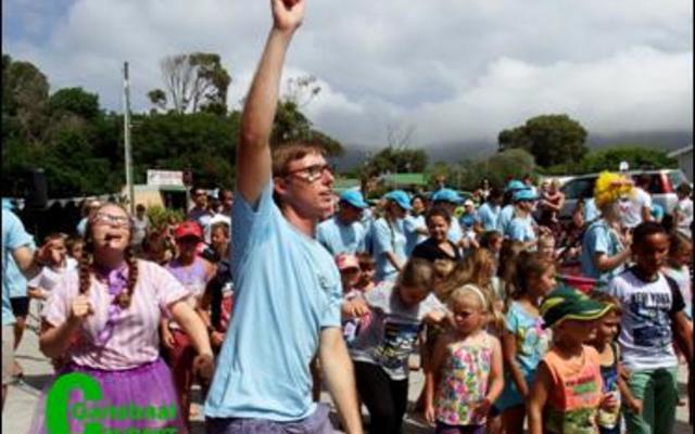 Tydens al die speletjiesitems het die fikse spanlede die voortou geneem, met die kinders wat die bewegings saam moes uitvoer.  Hier  neem Richard Mouton en Nicole Snyman  die leiding.