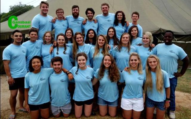 Uilenkraalsmond Vakansieoord se stranddiensspan het vanjaar weer eens ‘n puik program vir kinders, jongmense en ook ouers aangebied.  Voor van links: CJ Steenberg, Paul Nel, Hannelie Marais, Nicole Snyman, Charrise Cloete en Antionette de Beer.  Middel van links: Sjenko Viljoen, Ruhan Claassen, Cara le Grange, Chanté Nortje, Renske van Wyk, Chanelle Barnardo, Wian Smit, Simonéle Grange, Nerina Theunissen, Sonnika Stemmet, Claudia de Wet, Jessica Stone en Tshepo Monanesi. Agter van links: Zenon Erasmus, Richard Mouton, Henro Vorster, Gűnther Hüsselmann, Henko van Zyl, Melissa Louw en Hanru du Plessis.