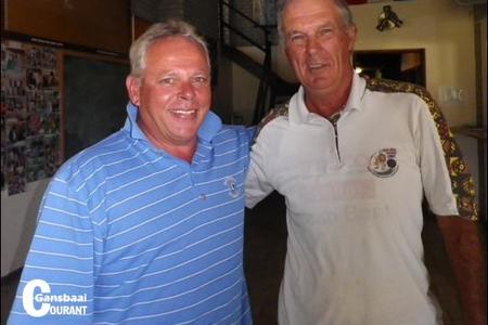 Gansbaai Gholfklub se maandelikse Houespelwenner, Charlie Bent (regs) saam met die klubkaptein Jacques Nell.