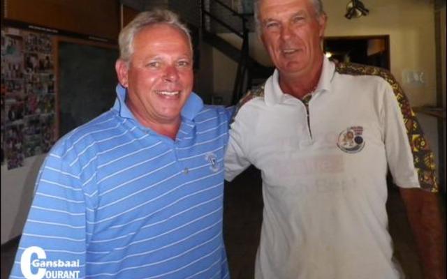Gansbaai Gholfklub se maandelikse Houespelwenner, Charlie Bent (regs) saam met die klubkaptein Jacques Nell.