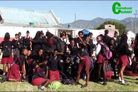 ‘n Deel van die sowat 70 leerders van Gansbaai Academia wat Dinsdag die R43 by Stanford versper het. Die protesaksie spruit voort uit probleme wat leerders van die Stanford-omgewing het om by die skool uit te kom. 
