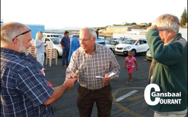 En toe word ds Dirk van Dyk (middel) ook na afloop van die Vissermans Verootmoedigingsdiens deur past Frikkie Zeelie (links) met ‘n "LolliPop" bederf, met Johan van Dyk (regs) wat toekyk.