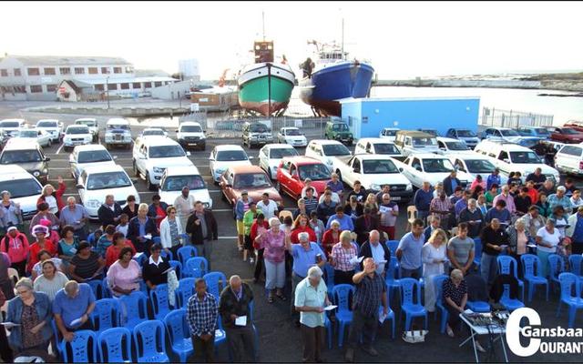 Die opkoms na die Vissermans Verootmoedingingsdiens in Gansbaai hawe was verblydend, mense het  ná die neem van hierdie foto nog opgedaag het. Agter kan die laaste twee pelagiese vissersbote, Kolgans en Wildegans II in die droë dokke gesien word alvorens 2017 se oesjaar begin word.