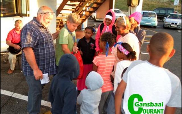 Die kinders wat die Vissermans Verootmoedigingsdiens bygewoon het, is soos die gebruik is, elk met ‘n 'LolliPop' deur past Frikkie Zeelie bederf.