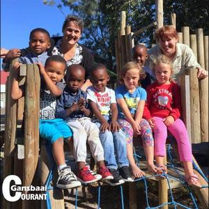 ‘n Deel van Laerskool Okkie Smuts se “nuwelinge” vir 2017, met Sue van der Berg (links) vir die Gr RR en Gr R Afrikaanse klassies en regs Belinda Taberham vir die Engelse Gr RR en Gr R klassies. 