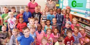 Laerskool Gansbaai se 38 graad R’e was opgewonde om by die “groot” skool in te skakel. Agter links staan Lyndri Kotze (Gr R.2) en Jolinda Avenant (Gr R.1).
