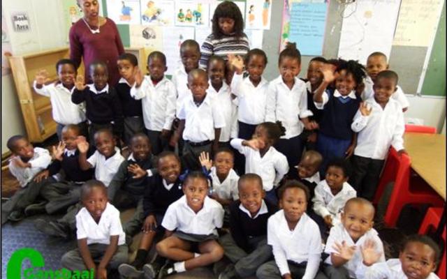 Masakhane Primary School se 52 graad R’e het ook aanvanklik aan hul kospakkies vasgeklou met die neem van die foto. Agter links is Ellen Pato (Gr R.a) en regs is Xoliswa Hoza (Gr R.b).