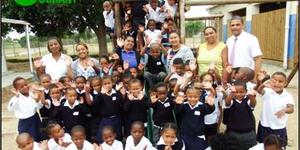 Die Bron Primêre skool in Stanford het vanjaar 53 graad R’e en hulle het opgewonde na buite gestap vir ‘n gesellige foto. Agter vlnr staan Nonkosnathi (Gr R.c), Kariewa Dreyer (Gr R.b), Robin Dreyer (Assistent), Madine Maans (Assistent), Cherine Lucas (Gr R.a) en Lionel Pedro (Skoolhoof).
