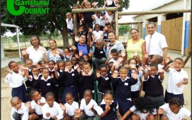 Die Bron Primêre skool in Stanford het vanjaar 53 graad R’e en hulle het opgewonde na buite gestap vir ‘n gesellige foto. Agter vlnr staan Nonkosnathi (Gr R.c), Kariewa Dreyer (Gr R.b), Robin Dreyer (Assistent), Madine Maans (Assistent), Cherine Lucas (Gr R.a) en Lionel Pedro (Skoolhoof).