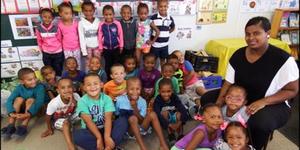 Gansbaai Primêr in Blompark se 60 graad R’e het met moeite afstand gedoen van hul kospakkies met die neem van die foto. Regs sit Karen Benjamin (Gr R.2). Helena Slammat (Gr R.1) was afwesig met die neem van die foto.