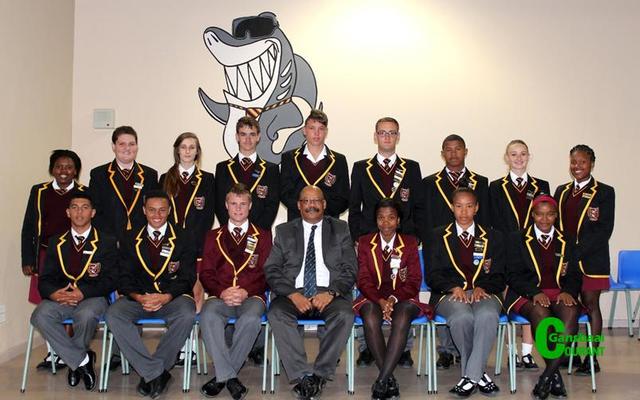 Die hoofseun en hoofdogter word uitgeken aan hulle pragtige “maroen”-kleurige baadjies.  Hulle sit voor van links: Ree-Auden Dreyer, Llewellyn Davids (onderhoofseun), Jacques Prins (hoofseun), mnr Tommy Wilson (skoolhoof), Khanya Xalisile (hoofmeisie), Amy Wolhuter (onderhoofmeisie) en Marushka Spandiel. Agter van links:  Sisipho Sgonela, Jesica Vermeulen, Anria Nel, Andre Lourens, Donnadue de Villiers, Heinrich van der Merwe, Jonathan Martin, Carna Nel en Yamkela Ntsizi.