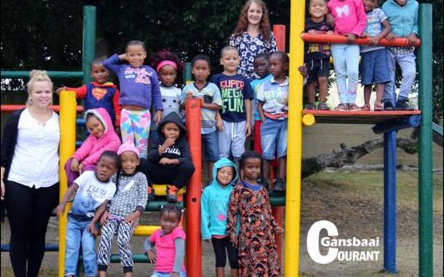 Die Dolfyn-klas van Strandlopertjie Bewaarskool. Priscilla Cronjé, die hoof, staan agter bo-op die klimraam. Die skooltjie gaan eersdaags op TV verskyn.