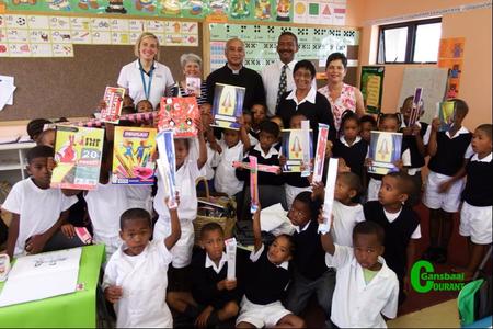 Oorstelp van vreugde met hulle groot skenking, wys die Graad Eentjies van Gansbaai Primêr hier wat hulle alles van die St Marks Anglikaanse Kerk ontvang het. Agter van links staan Melissa Doyel (Gr 1.2), Jenny en Vader George Wyngaard, Tommy Volkwyn (skoolhoof), Maria Salo en Maresa de Villiers (Gr 1.1).
