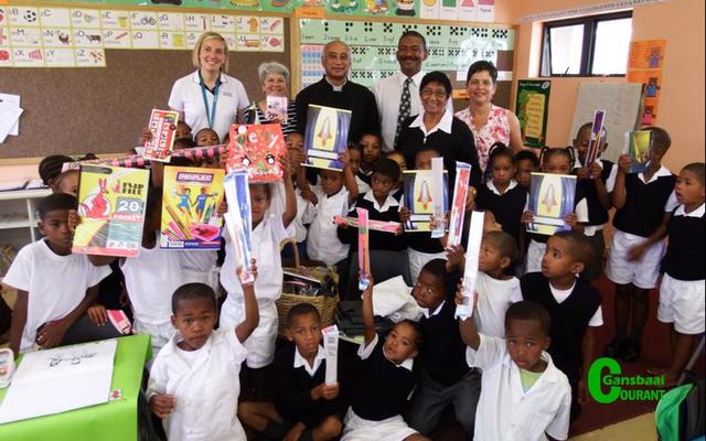 Oorstelp van vreugde met hulle groot skenking, wys die Graad Eentjies van Gansbaai Primêr hier wat hulle alles van die St Marks Anglikaanse Kerk ontvang het. Agter van links staan Melissa Doyel (Gr 1.2), Jenny en Vader George Wyngaard, Tommy Volkwyn (skoolhoof), Maria Salo en Maresa de Villiers (Gr 1.1).