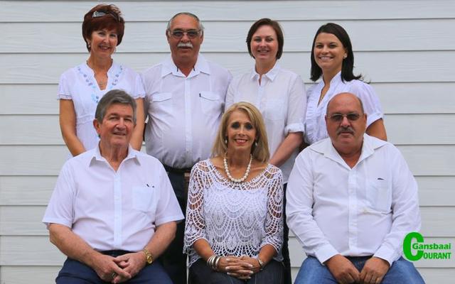 Die Huizemark-span is voor van links:  Ewald Langeveld en die prinsipaal-egpaar Anna-Marie en Sarel de Wet. Agter:  Ronél de Bruyn, Kobus Laubscher, Andrea Snyman en Michelle Rossouw.  Huizemark is al vir ‘n geruime tyd werksaam in die omgewing, maar stoot vandeesmaand hul kantoordeure oop in die Abelone-gebou.