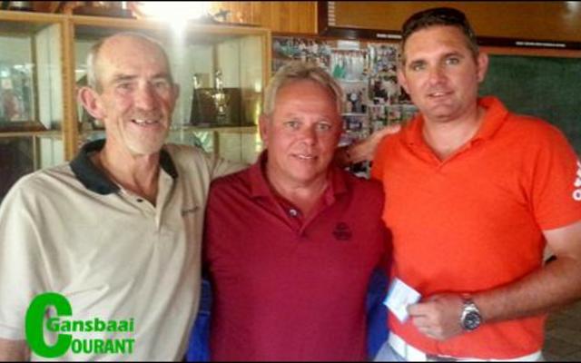 Die  wenners van Gansbaai Gholfklub se 4BBB Houespel, Andre Roos (links) en Pieter Loubser (regs), saam met Jacques Nell, klubkaptein.