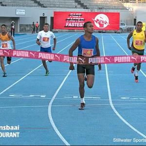 Adrian Swart  van Hoërskool Overberg (Ovies) het R10 000 as ‘n Puma-prys losgeslaan nadat hy die 200m vir seuns o/16 in ‘n verpletterende tyd van 22,76 sekondes gehardloop het. Op die foto “breek” Adrian die lint. Puma, Skool van Spoed se byeenkoms was Woensdag, 18 Januarie 2017 by die Groenpunt Atletiekstadion in Kaapstad aangebied. Hierdie geleentheid word spesiaal vir naellopers van 100m, 200m, 400m en 800m geskep.