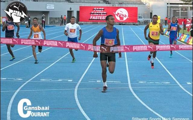 Adrian Swart  van Hoërskool Overberg (Ovies) het R10 000 as ‘n Puma-prys losgeslaan nadat hy die 200m vir seuns o/16 in ‘n verpletterende tyd van 22,76 sekondes gehardloop het. Op die foto “breek” Adrian die lint. Puma, Skool van Spoed se byeenkoms was Woensdag, 18 Januarie 2017 by die Groenpunt Atletiekstadion in Kaapstad aangebied. Hierdie geleentheid word spesiaal vir naellopers van 100m, 200m, 400m en 800m geskep.