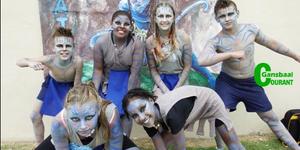 Laerskool Gansbaai se Kleuresport op 19 en 20 Januarie 2017 het sommer baie pret en prestasies opgelewer. Sien volgende week se uitgawe van Gansbaai Courant vir opwindende foto’s. Op die foto is die Blouspan se gedugte dirigente, die Navi-stam uit die film “Avatar”. Voor vlnr Kyra van Niekerk en Jaydene Pieterse. Agter vlnr Gavin Middleton, Jay-Andra Pieters, Anrie van Niekerk en Veno van Vuuren. Kristen Wolfaardt was ook deel van die span.