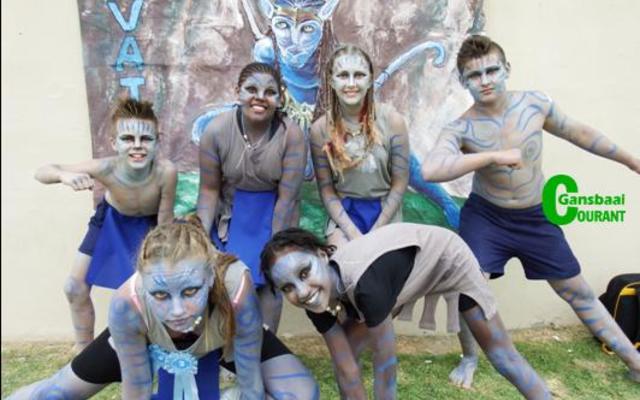 Laerskool Gansbaai se Kleuresport op 19 en 20 Januarie 2017 het sommer baie pret en prestasies opgelewer. Sien volgende week se uitgawe van Gansbaai Courant vir opwindende foto’s. Op die foto is die Blouspan se gedugte dirigente, die Navi-stam uit die film “Avatar”. Voor vlnr Kyra van Niekerk en Jaydene Pieterse. Agter vlnr Gavin Middleton, Jay-Andra Pieters, Anrie van Niekerk en Veno van Vuuren. Kristen Wolfaardt was ook deel van die span.