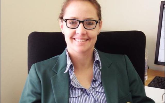 Tanya Smit agter haar lessenaar en geklee in haar Springbokbaadjie wat sy reeds in 2014 verwerf het. Sy is verlede jaar gekeur om as Potspelskeidsregter vir die 2017 Potspelkampioenskappe in Engeland op te tree.