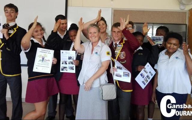 Hierdie groep Mariene-wetenskapleerders van Gansbaai Academia was baie opgewonde oor die erkenning wat hulle skool ontvang het. Whale Coast se opvoeders, Sheraine van Wyk (middel) en Shirley Mgoboza (regs) het die sertifikaat oorhandig.