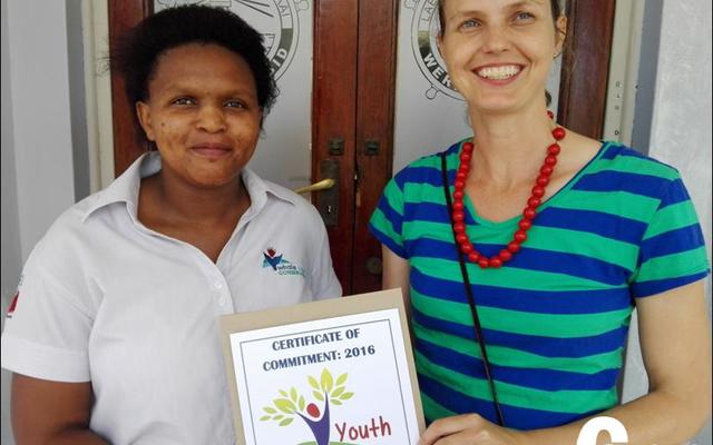Whale Coast Conservation se Shirley Mgoboza (links), oorhandig Laerskool Gansbaai se sertifikaat vir omgewingsbewaring aan Marlette Longland.