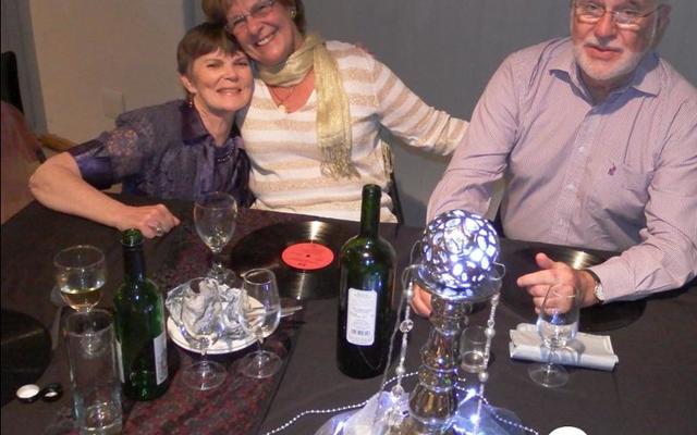 Anita Botha is hier op haar stukke saam met ‘n kosbare vriendin, Nicolette Botha-Guthrie, voormalige Overstrandse Uitvoerende Burgemeester en dié se vriend, Bob Cameron. Hulle het spesiaal vanaf Hermanus gery om Anita se 70ste verjaardag saam met haar te kom vier.