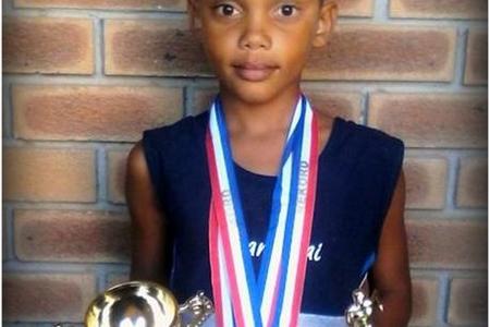 Die tingerige klein Joy Hans (8) het almal verbaas toe sy twee 12 jaar oue rekords laat spat het in die dogters o/9 60m en 80m.  Joy, ‘n Gr 2 leerder,  kwalifiseer nou vir die tweede fase van die atletiekseisoen - die Walkerbaai Interskole atletiek waar sy teen die bestes in die Overberg gaan meeding.