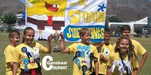 Die opgewonde Geelspan (die “SpongeBob SquarePants”), wat die punte-beker gewen het, se spankapteins, Monique Hugo (dogters) en AJ Bosch (seuns) hou die beker trots vas. Saam met hulle is van links Christoff Dahl, Nieldré Groenewald, Charl Eksteen en Nadine Groe-newald. George Groenewald en Casey Foster verskyn nie hier nie.