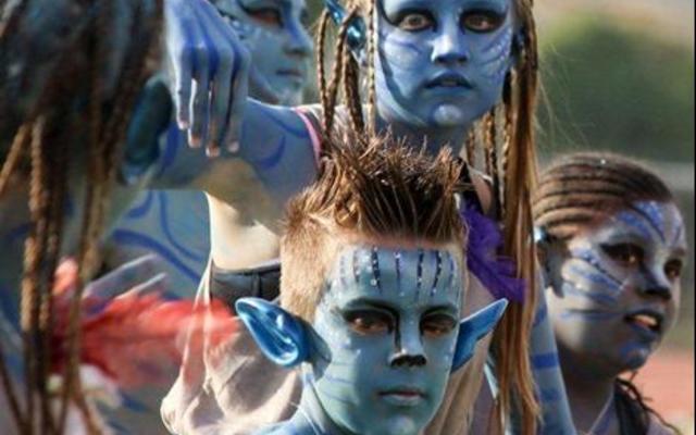 Cool – very cool!  Die Blouspan het as die Navi-stam in Avatars opgedraf en die skare het gejuig! Voor is Gavin Middleton, met Kyra van Niekerk agter hom, Veno van Vuuren links van haar en Jay-Andra Pieters regs.