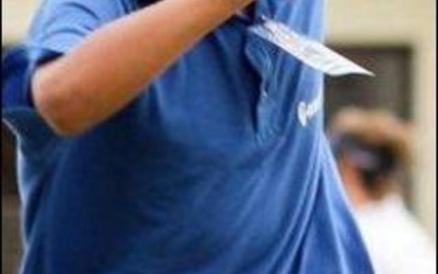 Zayd Tayop werp hier alles in die stryd om eerste by die wenstreep  te eindig tydens 'n hekkies-item. 