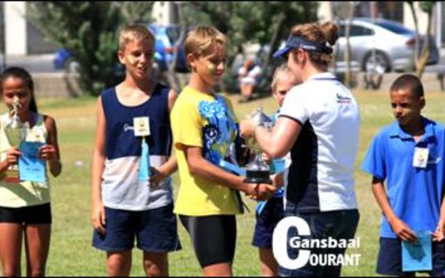 AJ Bosch  ontvang  die  wenbeker  namens die Geelspan van Leana Botbyl.  Gené Cornelius, Daniel Hanekom en Francois Goosen staan by.