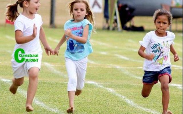 Hierdie drie Gr R’e hardloop so al wat hulle kan.Van links: Celine Vollenhoven, Surita Viljoen en Tiana Gumbrill. 