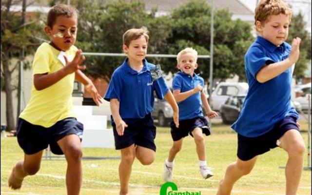 Dit is duidelik dat die Graad Eentjies hulle naellope verskillend benader.  Tweede van links probeer Johan van Staden sy bes om by sy tweelingboetie, Kobus, wat heel voor hardloop, uit te kom.  Justin Bailey veg links ernstig vir ‘n wenplek en Nathan Pappas agter hulle, geniet sy atletiek.