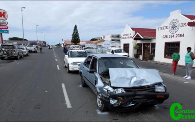 Die bestuurder van hierdie blou Toyota Corolla was onder die invloed van alkohol toe hy in Hoofstraat teen ‘n hoë spoed agter in Jack Doyle se gehuurde voertuig vasgery het.